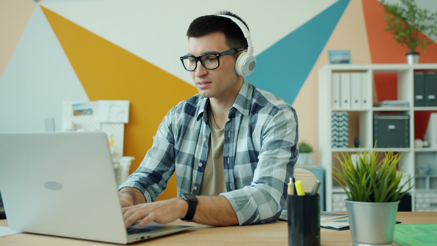 Icon Online Marketing team member working on a laptop